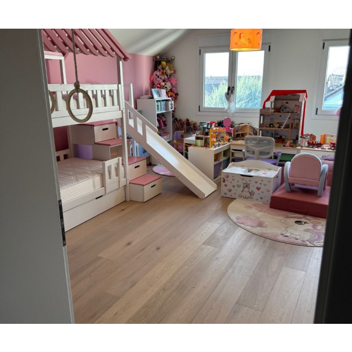 Massivholz-Etagenbett mit Treppe und Rutsche in einem modernen Kinderzimmer in Graz